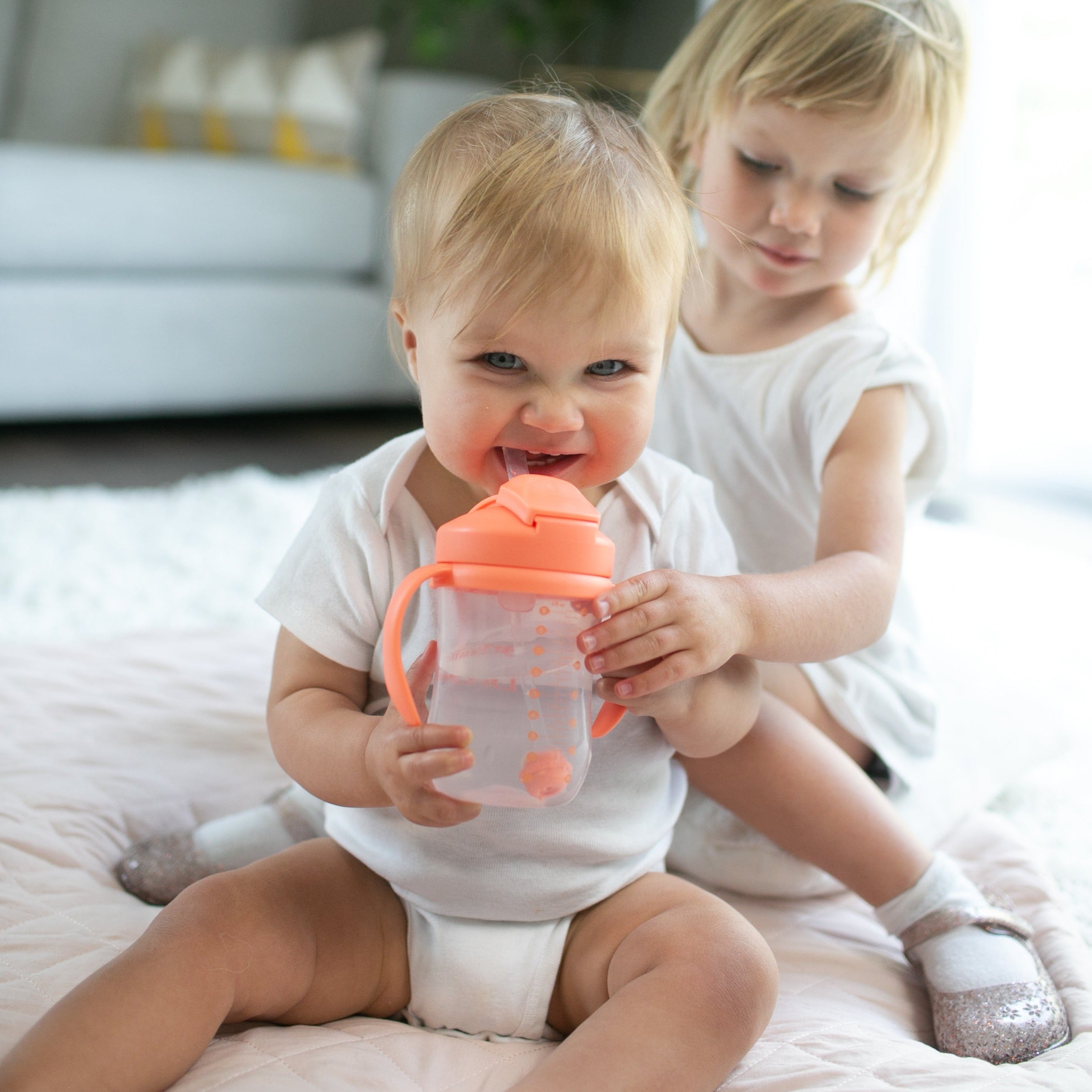 https://cdn.shopify.com/s/files/1/0659/5860/9120/files/Lifestyle_Babys_First_Straw_Cup_9oz_270ml_Coral_5_93306e52-20c7-4311-b862-9b3c144191f4.jpg?v=1753428166