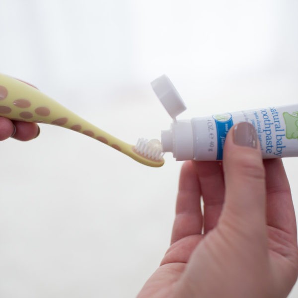 https://cdn.shopify.com/s/files/1/0659/5860/9120/products/Lifestyle_Giraffe_Toothbrush_Toothpaste_O16A6937-600x600.jpg?v=1713323632