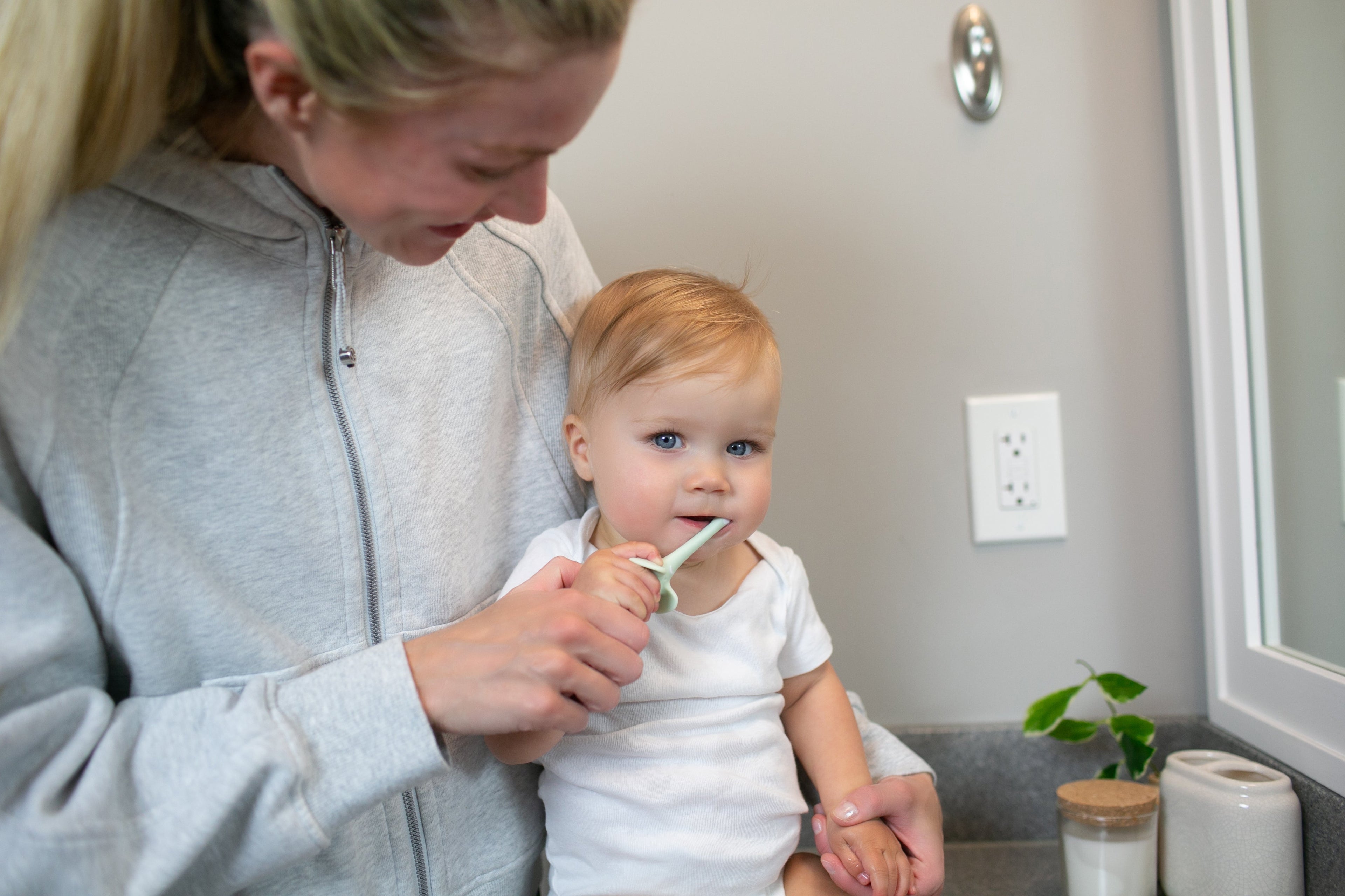 https://cdn.shopify.com/s/files/1/0659/5860/9120/files/Lifestyle_Infant-to-Toddler_Toothbrush_Elephant_Green_4.jpg?v=1727430243