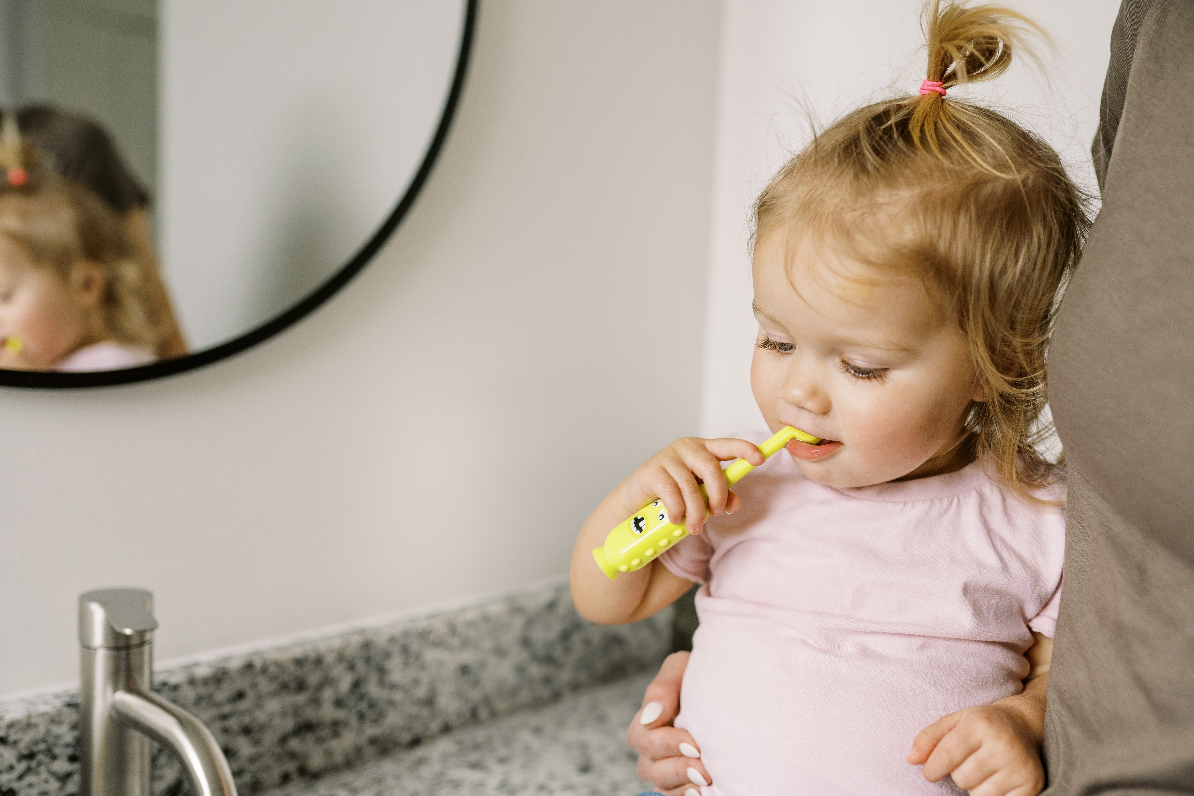https://cdn.shopify.com/s/files/1/0659/5860/9120/files/Lifestyle_Toothscrubber_Toddler_Toothbrush_green_monster_4.jpg?v=1727430385