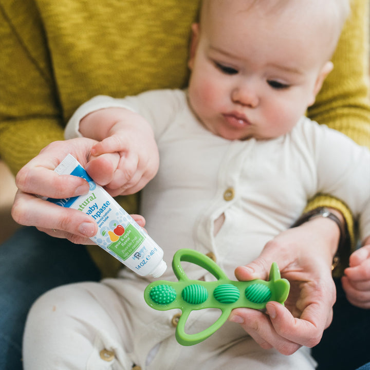 https://cdn.shopify.com/s/files/1/0659/5860/9120/files/Lifestyle_square_photo_teether_and_training_toothbrush_peapod_4.jpg?v=1684921773